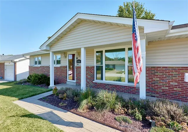 Photo 3 of Sale Pending at 2944 Elmcrest Dr, Saint Charles, MO 63301 | MLS# MIS26061549 | Listing updated on 2026-10-01