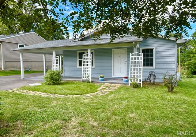 Photo 2 of Single family home for sale at 513 N Moore St, Waterloo, IL 62298 | MLS# MIS26061551 | Listing updated on 2026-09-28