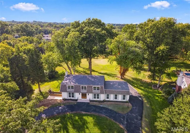 Photo 2 of Sale Pending at 621 Claymont Ests Dr, Chesterfield, MO 63017 | MLS# MIS26061569 | Listing updated on 2026-10-05