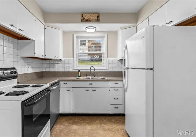 Photo 3 of Sale Pending at 9479 Arban Dr, Saint Louis, MO 63126 | MLS# MIS26061572 | Listing updated on 2026-09-28