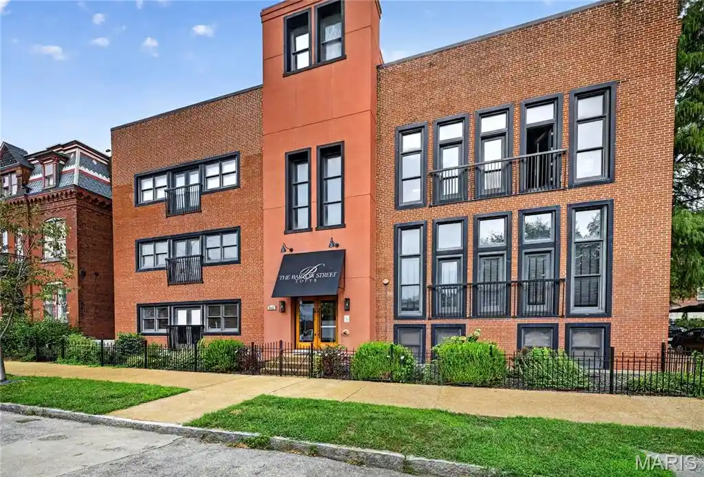 Listing Photo 2 - Condo for sale in 2401 S 12th St located at 2401 S 12th St, St. Louis, MO 63104 - Unit #101