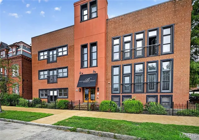 Photo 2 of Sale Pending at 2401 S 12th Street #101, Saint Louis, MO 63104 | MLS# MIS26061574 | Listing updated on 2026-10-08