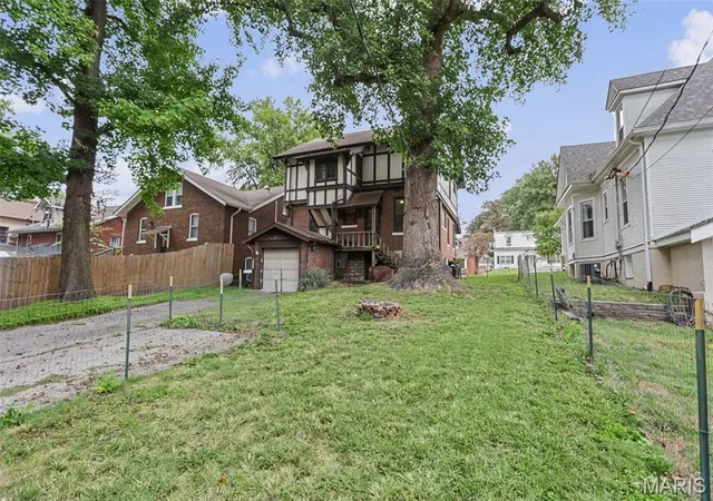 Photo 4 of Single family home for sale at 125 N Douglas Ave, Belleville, IL 62220 | MLS# MIS26061584 | Listing updated on 2026-10-05