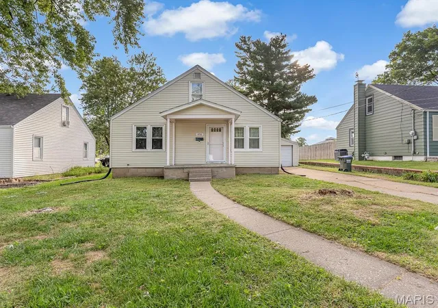 Single family home for sale at 458 N Library St, Waterloo, IL 62298 | MLS# MIS26061589