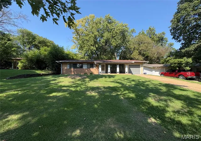 Photo 1 of Single family home for sale at 475 Waterford Dr, Florissant, MO 63033 | MLS# MIS26061592 | Listing updated on 2026-09-30