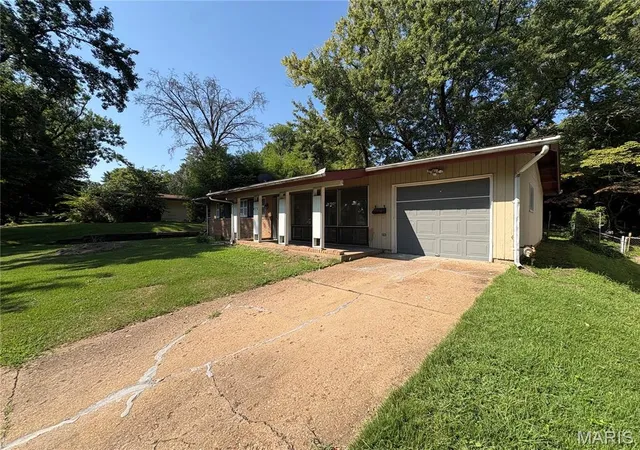 Photo 2 of Single family home for sale at 475 Waterford Dr, Florissant, MO 63033 | MLS# MIS26061592 | Listing updated on 2026-09-30