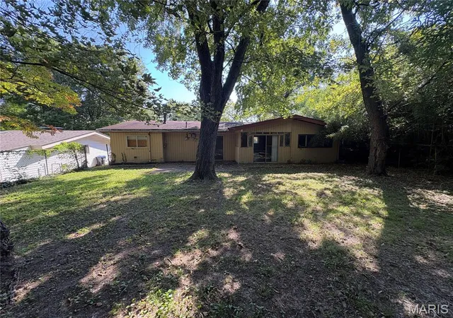 Photo 3 of Single family home for sale at 475 Waterford Dr, Florissant, MO 63033 | MLS# MIS26061592 | Listing updated on 2026-09-30