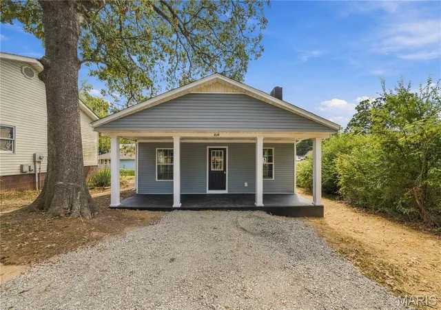 Photo 1 of Single family home for sale at 928 Hickory St, Poplar Bluff, MO 63901 | MLS# MIS26061596 | Listing updated on 2026-09-23