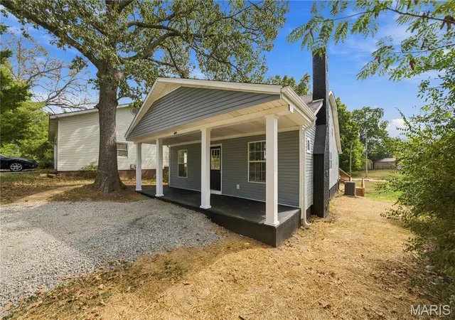 Photo 2 of Single family home for sale at 928 Hickory St, Poplar Bluff, MO 63901 | MLS# MIS26061596 | Listing updated on 2026-09-23
