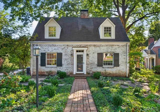 Photo 1 of Sale Pending at 10 Adams Ln, Saint Louis, MO 63122 | MLS# MIS26061604 | Listing updated on 2026-10-03