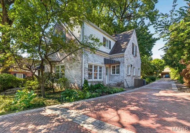 Photo 2 of Sale Pending at 10 Adams Ln, Saint Louis, MO 63122 | MLS# MIS26061604 | Listing updated on 2026-10-03