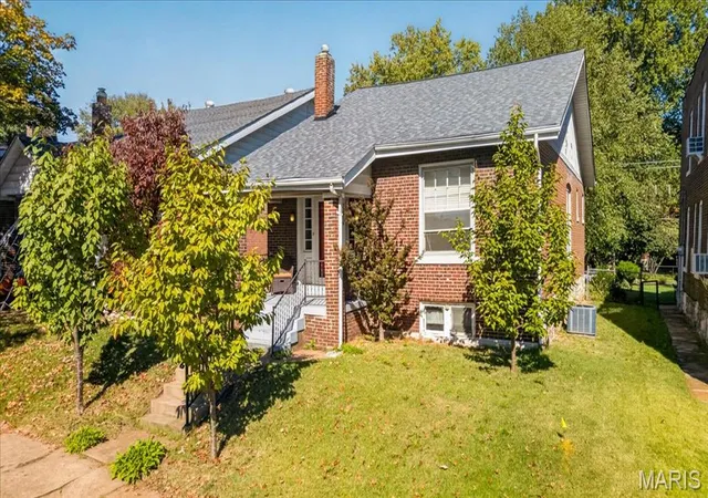Photo 3 of Single family home for sale at 5223 Neosho St, Saint Louis, MO 63109 | MLS# MIS26061623 | Listing updated on 2026-10-23