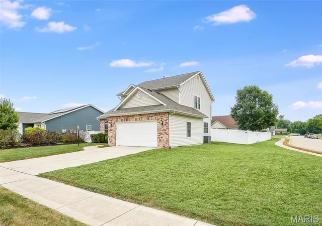Photo 3 of Single family home for sale at 3316 Preston Dr, Granite City, IL 62040 | MLS# MIS26061625 | Listing updated on 2026-10-04