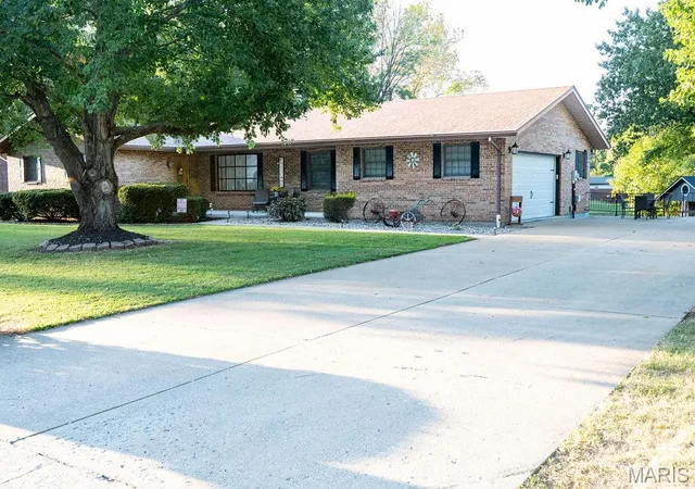Photo 3 of Single family home for sale at 103 Melanie Ln, Collinsville, IL 62234 | MLS# MIS26061631 | Listing updated on 2026-09-24