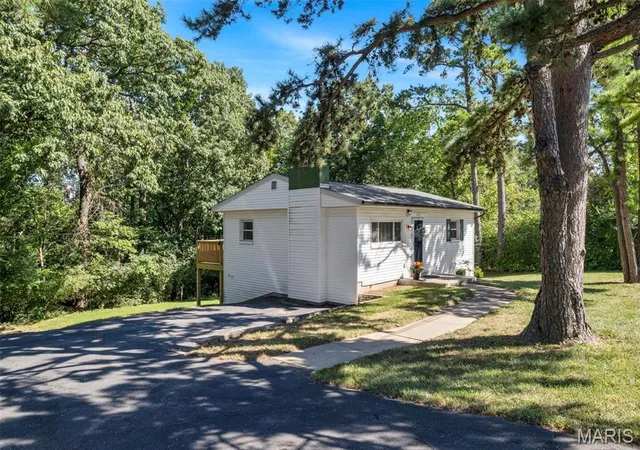Photo 3 of Sale Pending at 4651 Skyview Dr, Arnold, MO 63010 | MLS# MIS26061652 | Listing updated on 2026-10-06