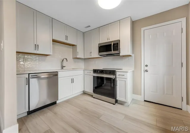 Listing Photo 4 - Condo for sale in building located at 9111 Villaridge Ct, St. Louis, MO 63123 - Unit #B