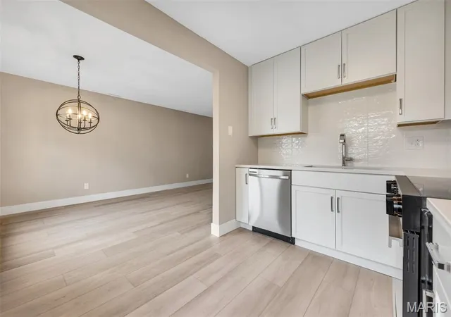 Listing Photo 5 - Condo for sale in building located at 9111 Villaridge Ct, St. Louis, MO 63123 - Unit #B
