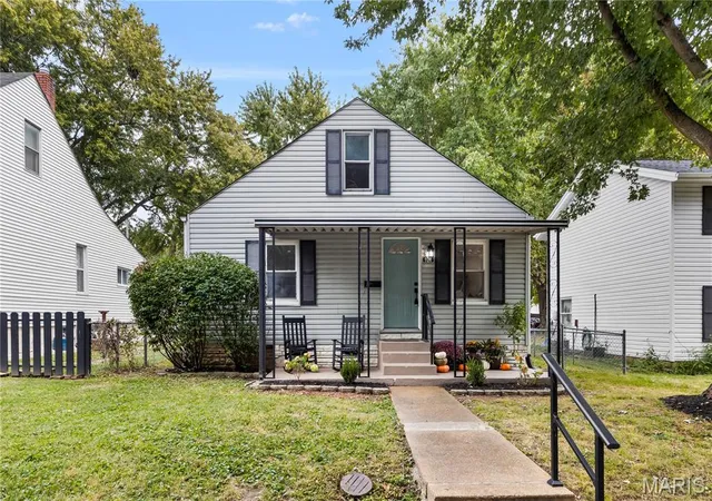 Photo 1 of Single family home for sale at 924 N Benton Ave, Saint Charles, MO 63301 | MLS# MIS26061664 | Listing updated on 2026-09-28