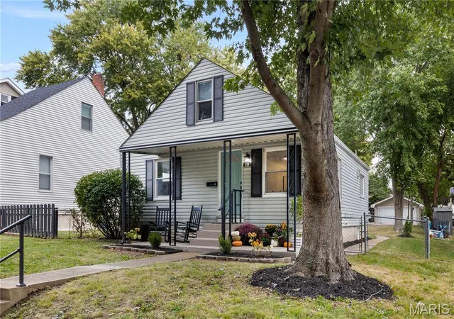 Photo 2 of Single family home for sale at 924 N Benton Ave, Saint Charles, MO 63301 | MLS# MIS26061664 | Listing updated on 2026-09-28