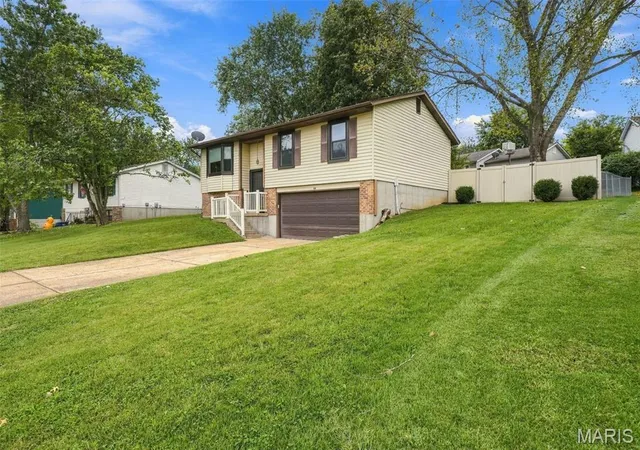 Photo 2 of Sale Pending at 717 Cypress Dr, Pacific, MO 63069 | MLS# MIS26061670 | Listing updated on 2026-10-01