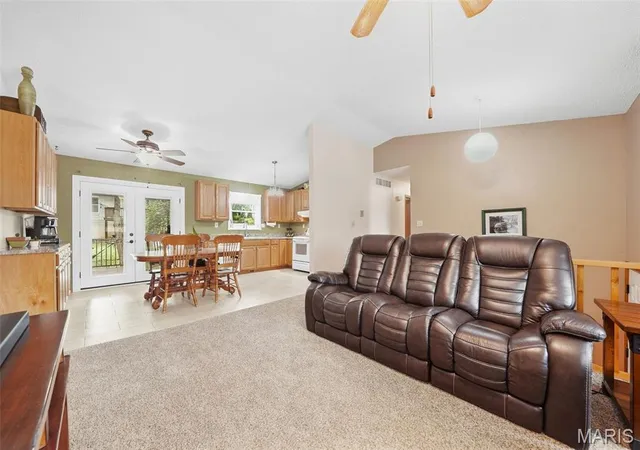 Photo 4 of Sale Pending at 717 Cypress Dr, Pacific, MO 63069 | MLS# MIS26061670 | Listing updated on 2026-10-01