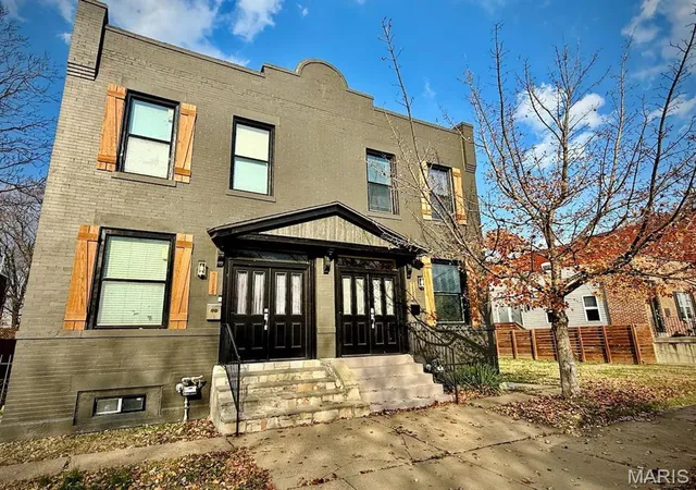 Photo 3 of Townhouse for sale at 2811 Hickory St, Saint Louis, MO 63104 | MLS# MIS26061672 | Listing updated on 2026-09-28