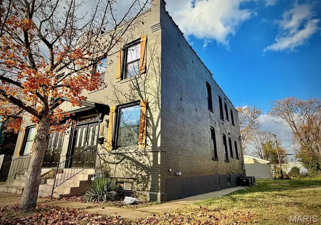 Photo 2 of Townhouse for sale at 2811 Hickory St, Saint Louis, MO 63104 | MLS# MIS26061672 | Listing updated on 2026-09-28