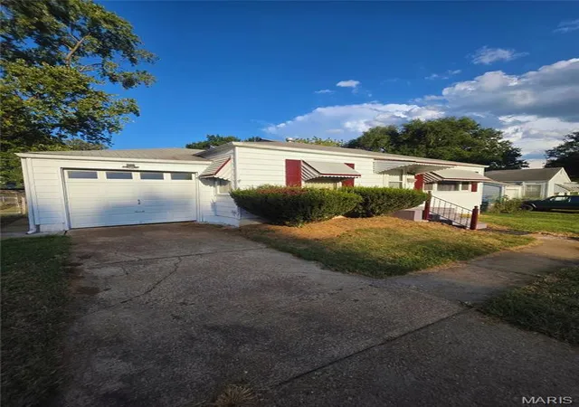 Photo 2 of Single family home for sale at 10140 Cabot Dr, Saint Louis, MO 63137 | MLS# MIS26061680 | Listing updated on 2026-10-05