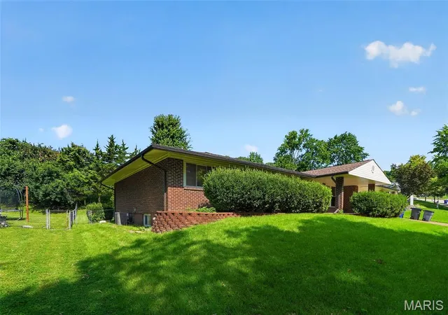 Photo 1 of Sale Pending at 1939 Pickfair Dr, Saint Louis, MO 63146 | MLS# MIS26061684 | Listing updated on 2026-10-04