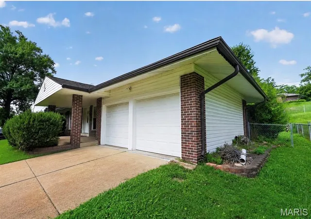 Photo 2 of Sale Pending at 1939 Pickfair Dr, Saint Louis, MO 63146 | MLS# MIS26061684 | Listing updated on 2026-10-04