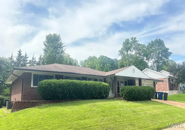 Photo 3 of Sale Pending at 1939 Pickfair Dr, Saint Louis, MO 63146 | MLS# MIS26061684 | Listing updated on 2026-10-04