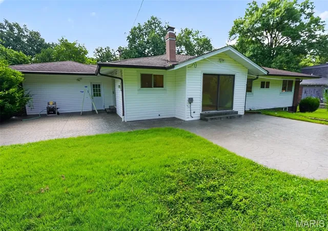 Photo 3 of Sale Pending at 1939 Pickfair Dr, Saint Louis, MO 63146 | MLS# MIS26061684 | Listing updated on 2026-10-04