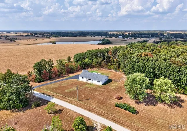 Photo 3 of Single family home for sale at 16301 Early Ln, Lebanon, MO 65536 | MLS# MIS26061686 | Listing updated on 2026-09-25