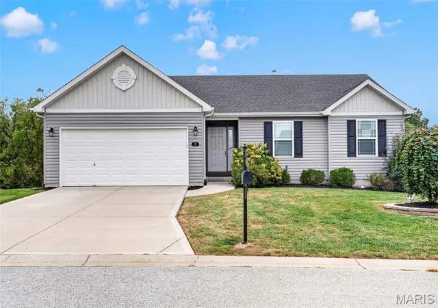 Photo 2 of Sale Pending at 10 Majestic Lakes Ct, Moscow Mills, MO 63362 | MLS# MIS26061690 | Listing updated on 2026-10-06