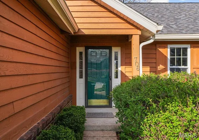 Photo 3 of Sale Pending at 706 Cedar Blf Ct, Ballwin, MO 63021 | MLS# MIS26061694 | Listing updated on 2026-09-30