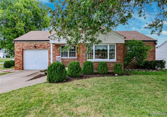 Photo 1 of Single family home for sale at 6617 E Yorkshire Dr, Saint Louis, MO 63123 | MLS# MIS26061696 | Listing updated on 2026-09-24