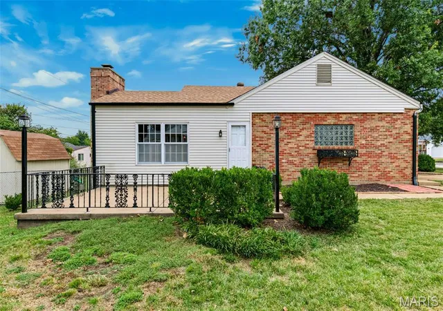 Photo 2 of Single family home for sale at 6617 E Yorkshire Dr, Saint Louis, MO 63123 | MLS# MIS26061696 | Listing updated on 2026-09-24