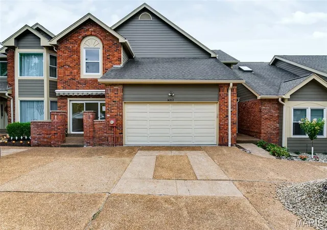 Photo 2 of Townhouse for sale at 14312 Willow Spring Hl Dr, Chesterfield, MO 63017 | MLS# MIS26061697 | Listing updated on 2026-10-05