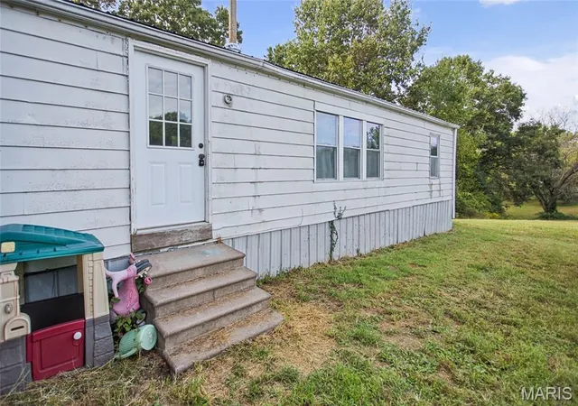 Photo 3 of Manufactured home for sale at 16761 Delhi Farms Rd, Jerseyville, IL 62052 | MLS# MIS26061701 | Listing updated on 2026-09-26