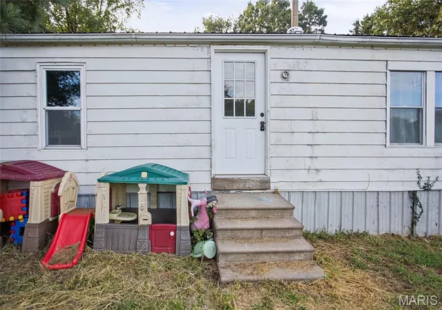 Photo 3 of Manufactured home for sale at 16761 Delhi Farms Rd, Jerseyville, IL 62052 | MLS# MIS26061701 | Listing updated on 2026-09-26
