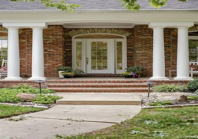 Photo 3 of Sale Pending at 17712 Sugarberry Ct, Chesterfield, MO 63005 | MLS# MIS26061717 | Listing updated on 2026-10-05