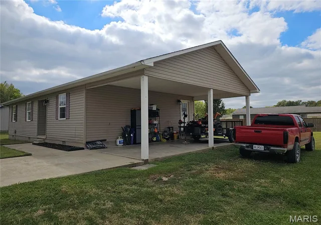 Photo 2 of Single family home for sale at 102 Mcnair St, Dexter, MO 63841 | MLS# MIS26061718 | Listing updated on 2026-09-26