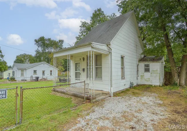 Photo 2 of Single family home for sale at 522 S 18th Street, Belleville, IL 62226 | MLS# MIS26061729 | Listing updated on 2026-09-25
