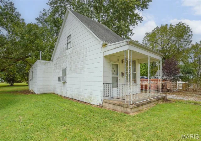 Photo 3 of Single family home for sale at 522 S 18th Street, Belleville, IL 62226 | MLS# MIS26061729 | Listing updated on 2026-09-25