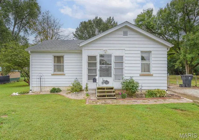 Photo 1 of Single family home for sale at 518 S 18th Street, Belleville, IL 62226 | MLS# MIS26061731 | Listing updated on 2026-09-25