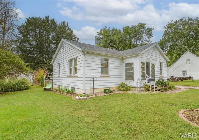 Photo 2 of Single family home for sale at 518 S 18th Street, Belleville, IL 62226 | MLS# MIS26061731 | Listing updated on 2026-09-25