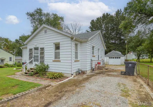 Photo 3 of Single family home for sale at 518 S 18th Street, Belleville, IL 62226 | MLS# MIS26061731 | Listing updated on 2026-09-25