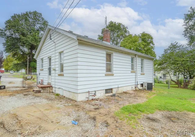 Photo 3 of Single family home for sale at 518 S 18th Street, Belleville, IL 62226 | MLS# MIS26061731 | Listing updated on 2026-09-25