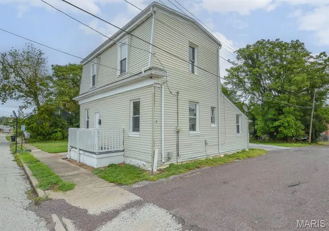 Photo 2 of Sale Pending at 8 N 16th Street, Belleville, IL 62220 | MLS# MIS26061733 | Listing updated on 2026-10-22