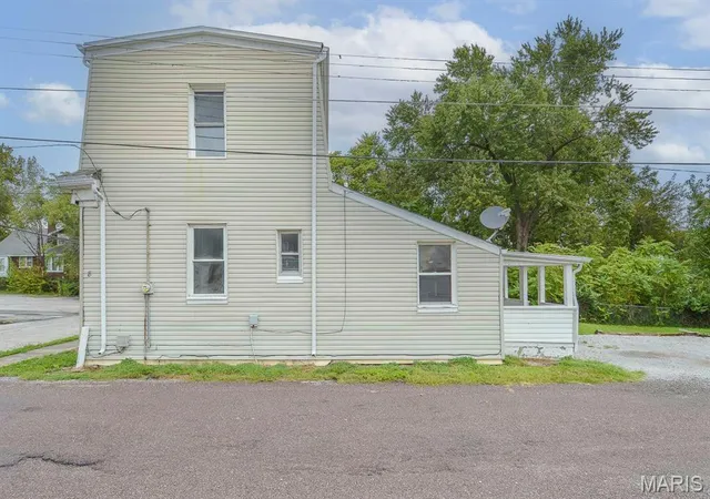 Photo 3 of Sale Pending at 8 N 16th Street, Belleville, IL 62220 | MLS# MIS26061733 | Listing updated on 2026-10-22